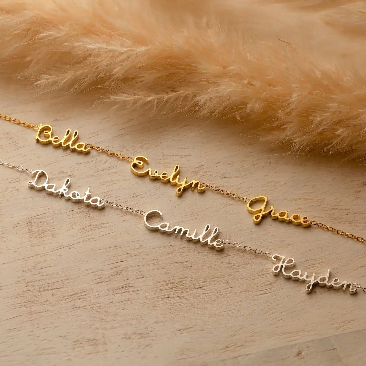 Collar Delicado con Múltiples Nombres