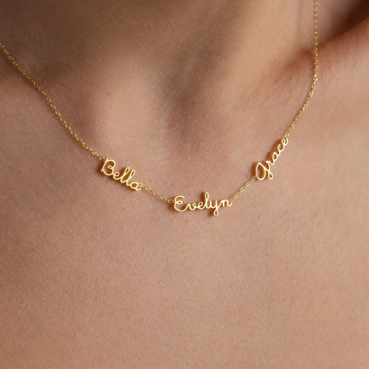 Collar Delicado con Múltiples Nombres